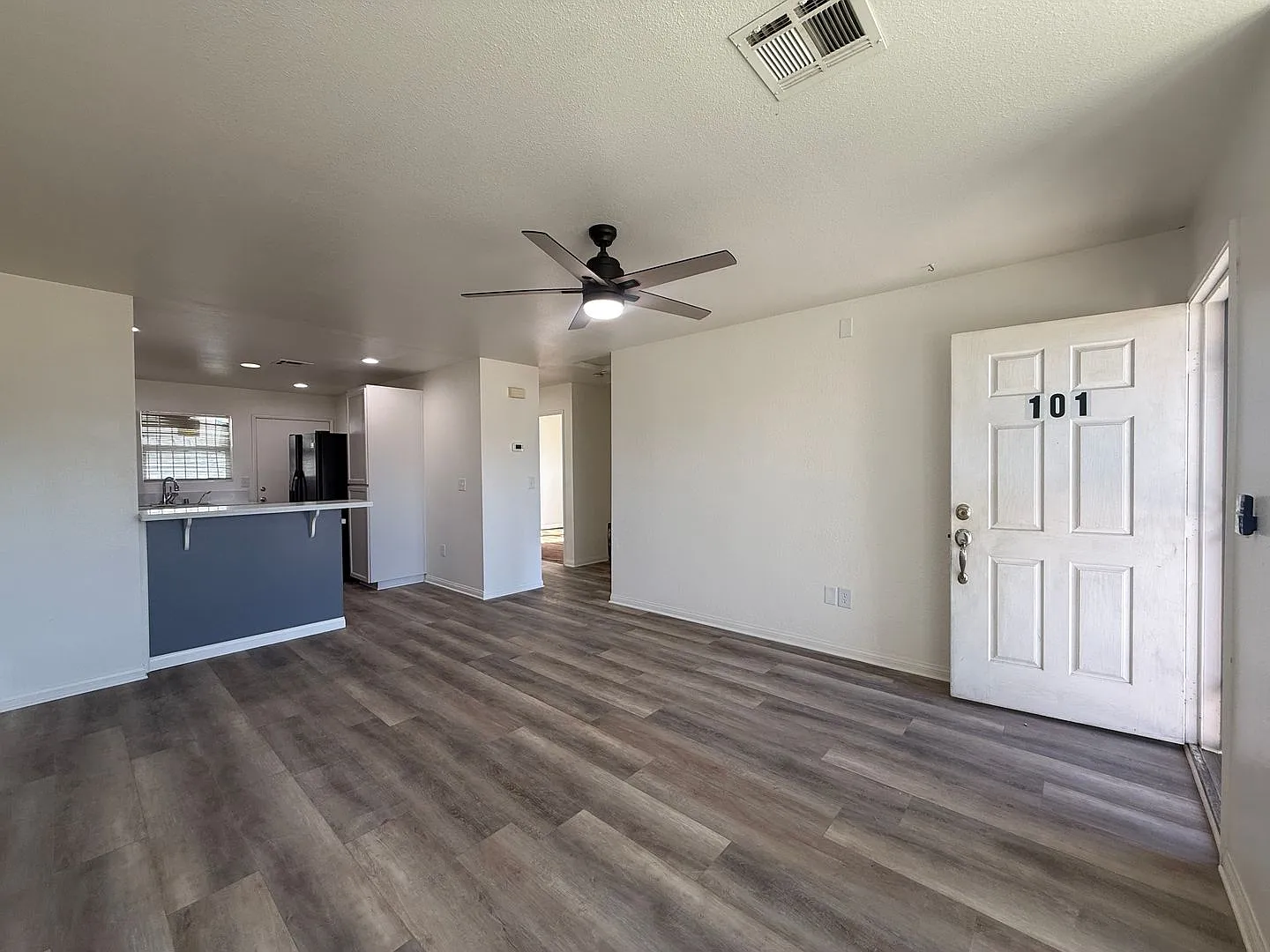 AV T 45019 Division Street — Photo 3
