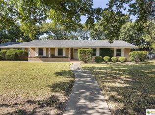 1215 W Live Oak St, Lockhart, TX 78644
