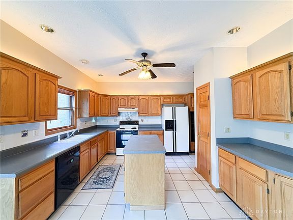 3rd image of 7995 Crestway Dr