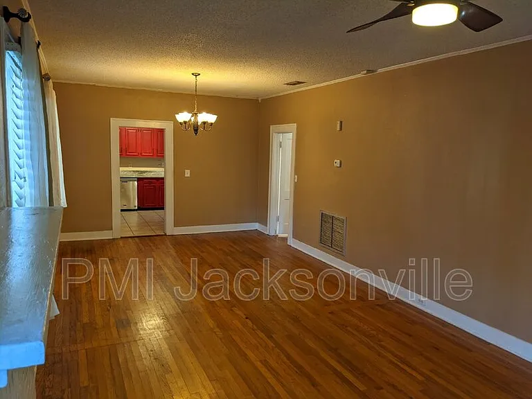 1211 Hollywood Ave — Photo 5