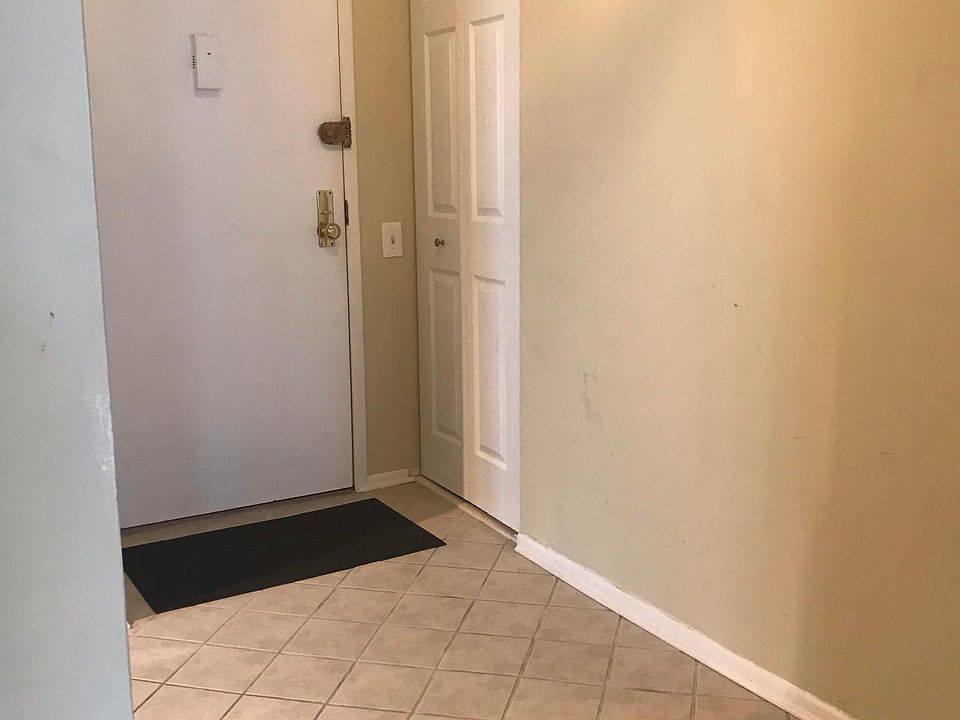 Entry way with coat closet
