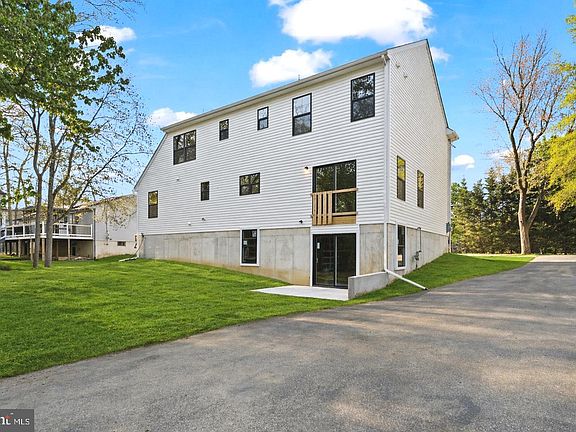 4th image of 212 Lotus Ave