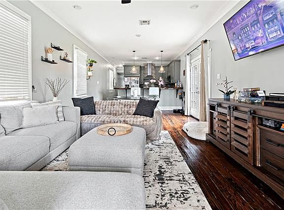 3rd image of 617 Forstall St