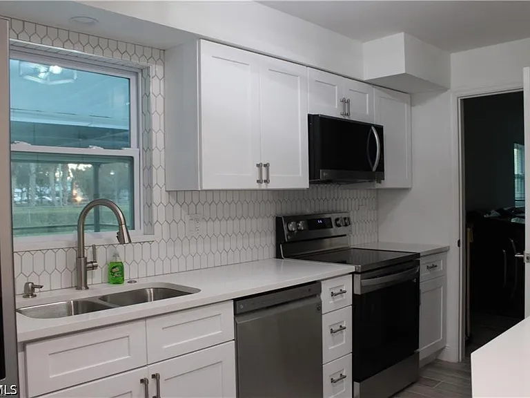 1322 Farmdale St — Photo 3