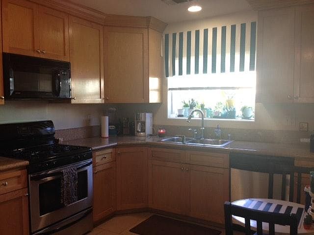 2nd image of 1451 1/2 N Mansfield Ave