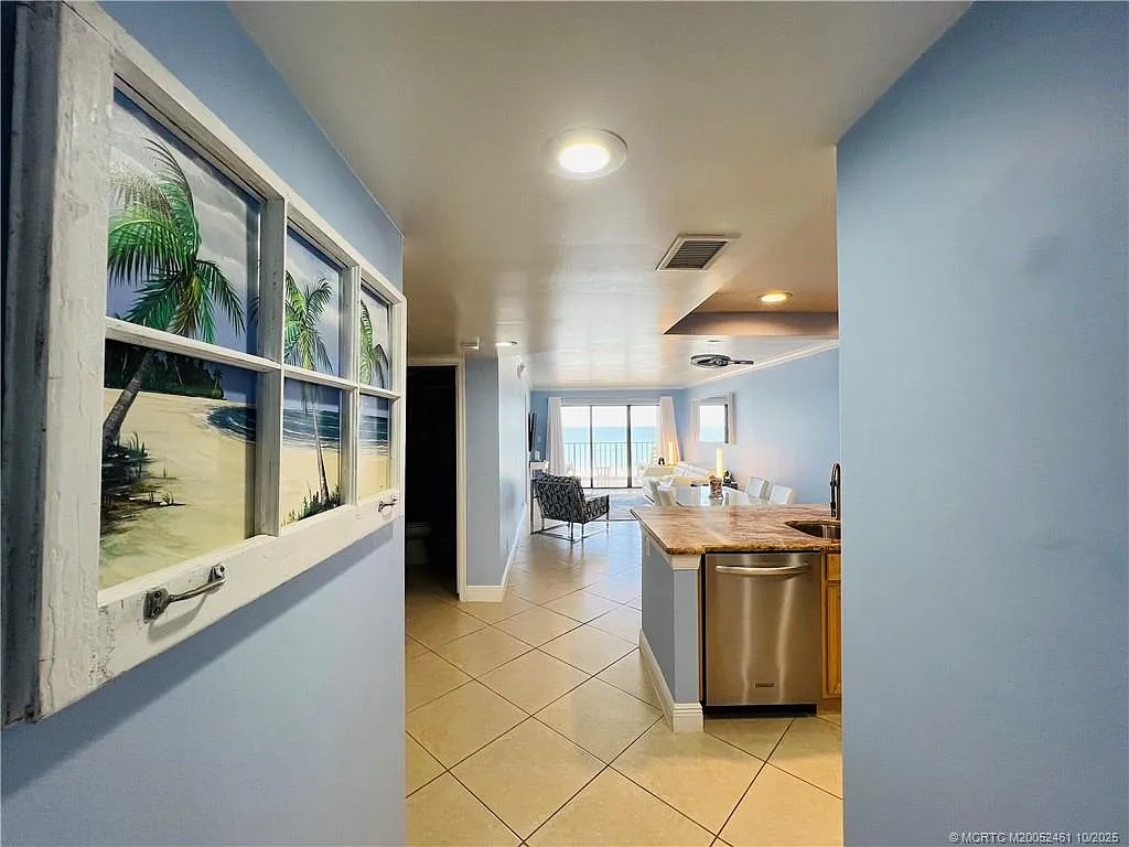 2 bed, 2.0 bath, 1053 sqft, $5,400 — Photo 2