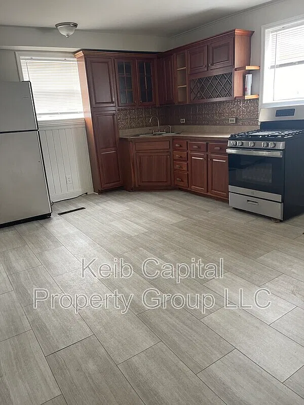 90-92 Ford St — Photo 1