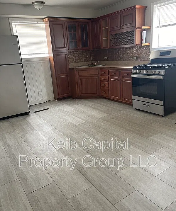 90-92 Ford St #5