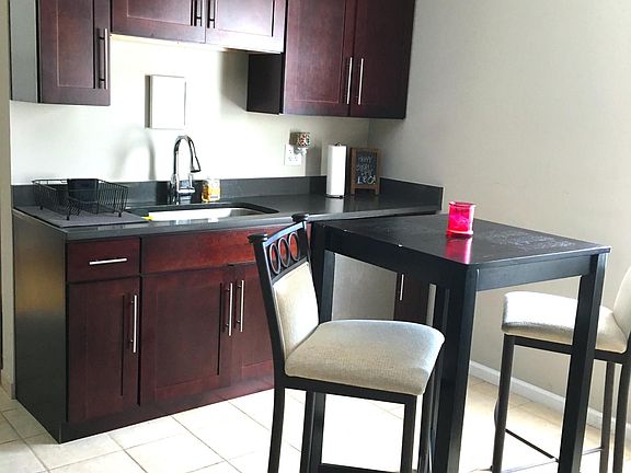 4th image of 2224 N Leavitt St APT 2R