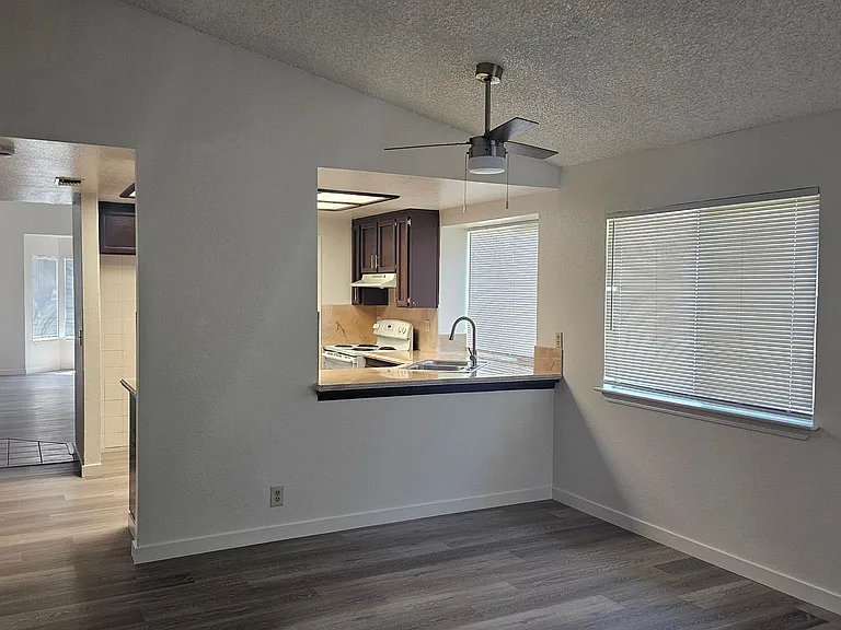 385 Portsmouth Ave — Photo 17