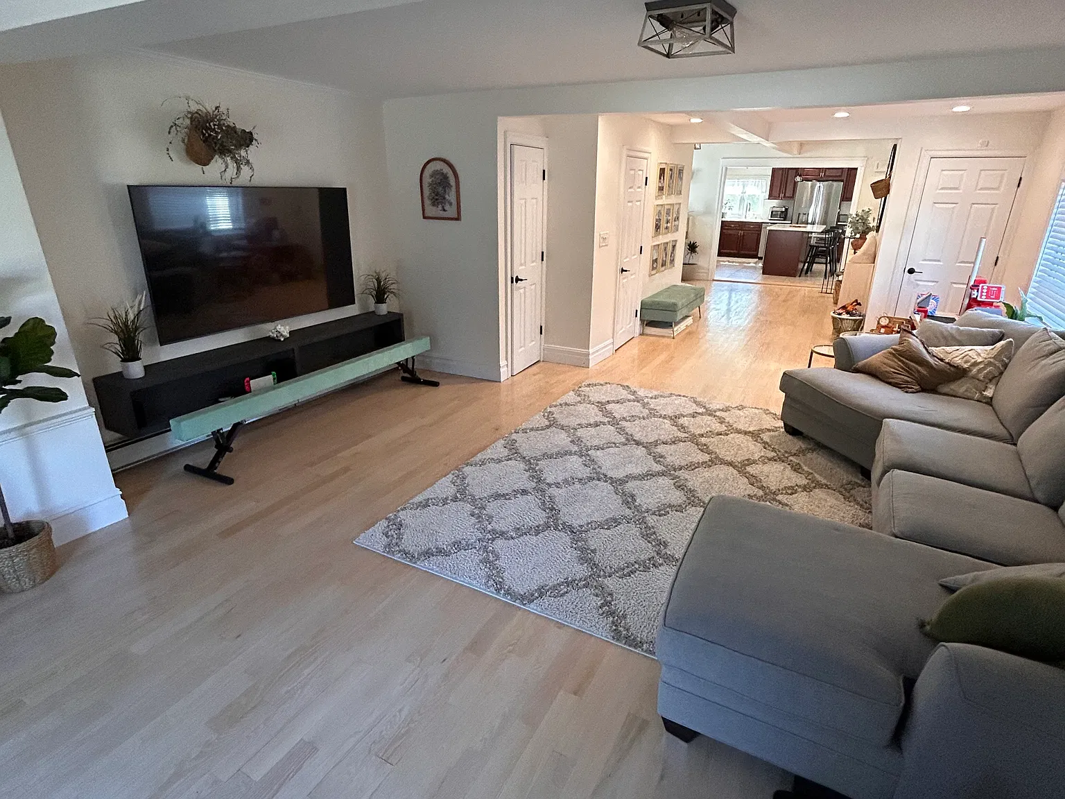 3 bed, 2.5 bath, 1945 sqft, $4,200 — Photo 2