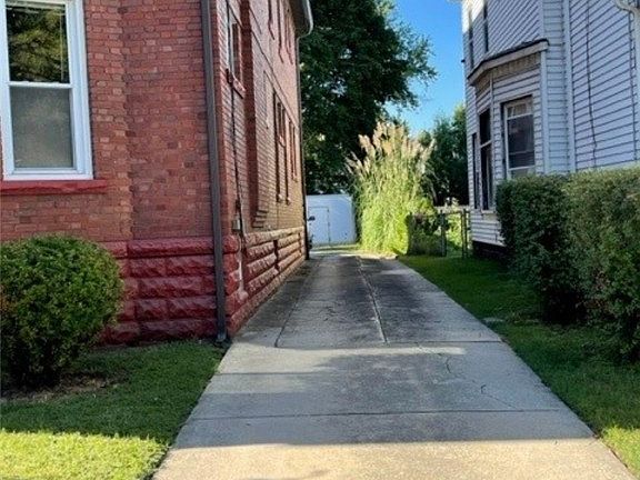 2nd image of 810-812 W 8th St #2
