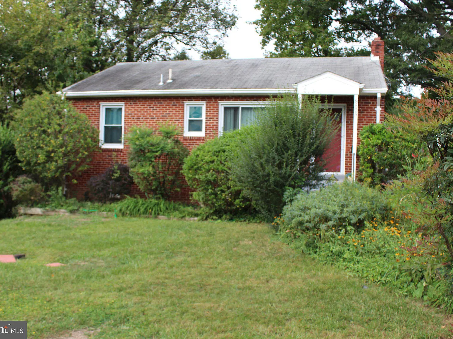 3 bed, 1.0 bath, 1004 sqft, $2,200 — Photo 2