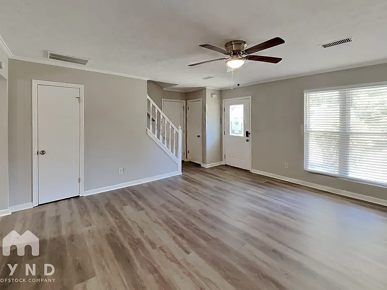 2139 Victoria Pl — Photo 6