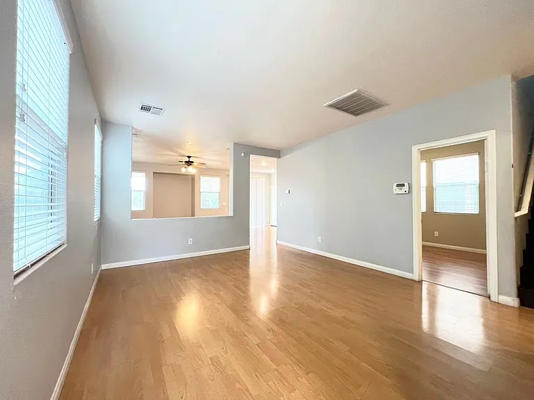 574 Redruth Dr — Photo 7