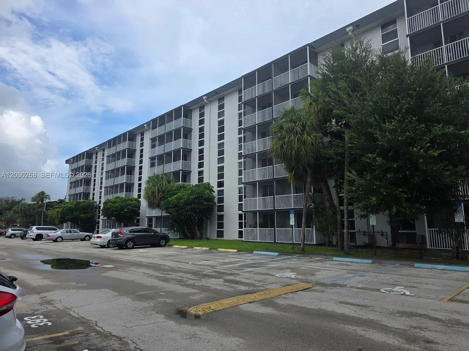Woodside Apts Condo — Photo 1