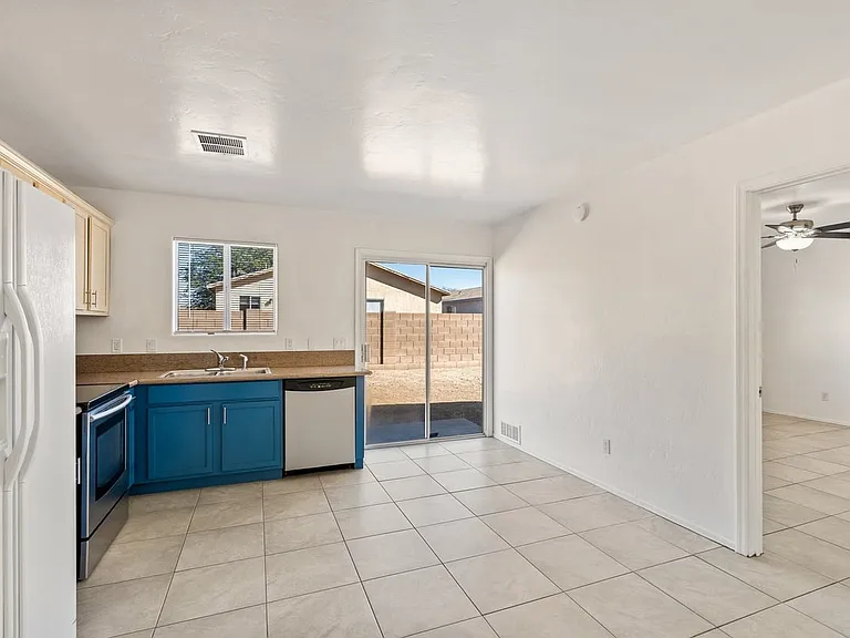 6727 S 5th Ave — Photo 6