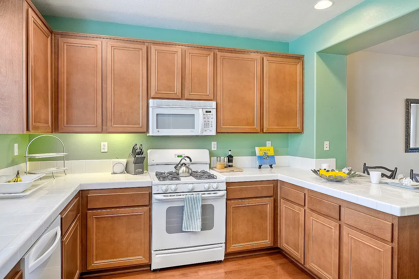 3 bed, 3.5 bath, 1460 sqft, $3,950 — Photo 2