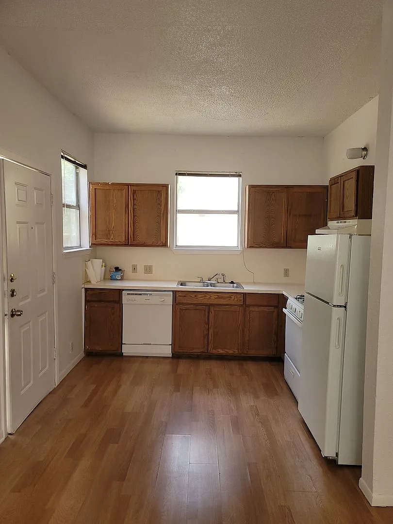Clarksville Studio - Original Wood Floors - Million Dollar Neighborhood - $1100 — Photo 3