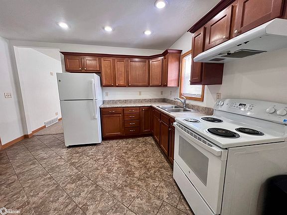 3rd image of 707 E 6th St