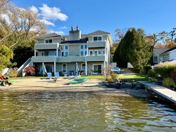 73 Forest Lake Dr, Hewitt, NJ 07421