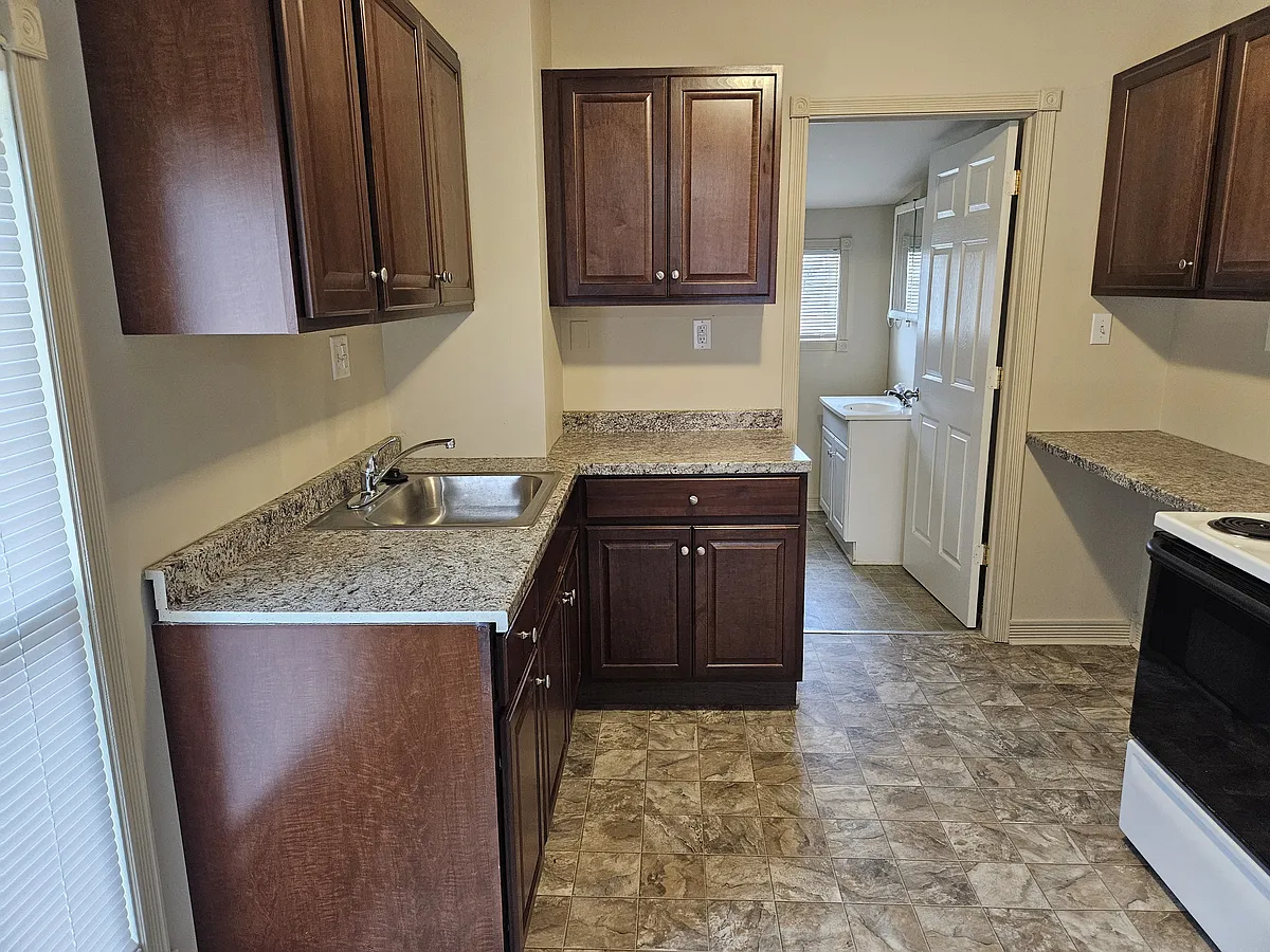 Building Photo - 106 N Summit St #4