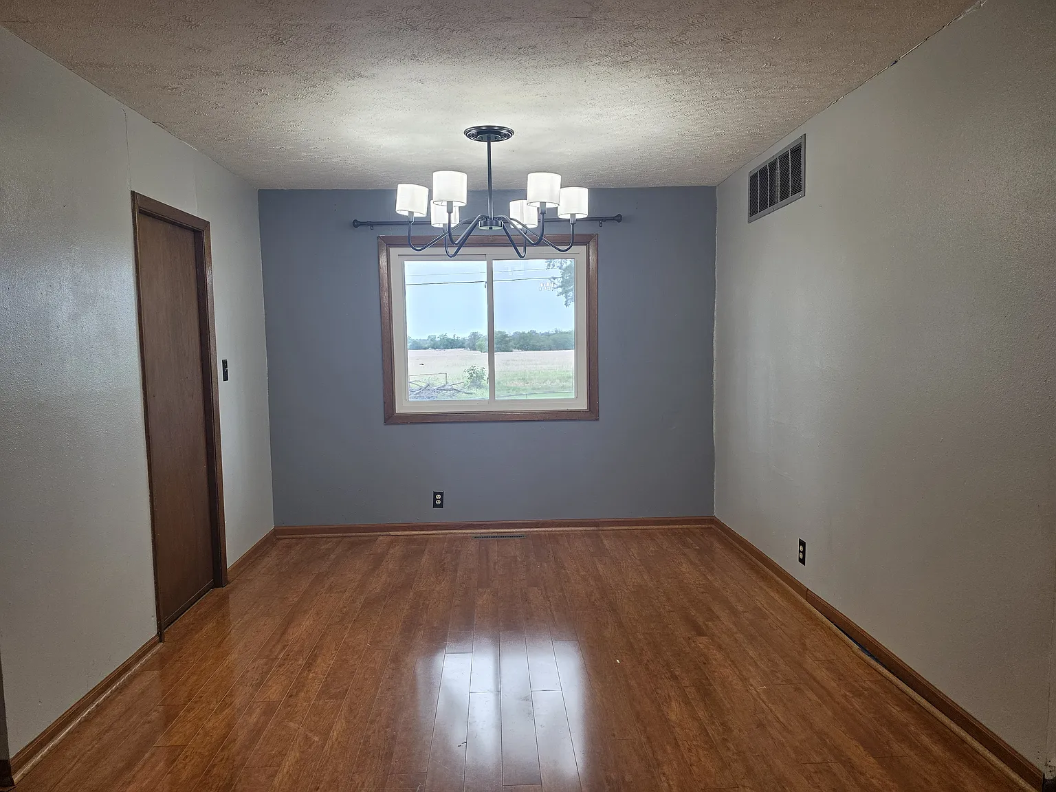 5 bed, 2.5 bath, 2446 sqft, $2,100 — Photo 3