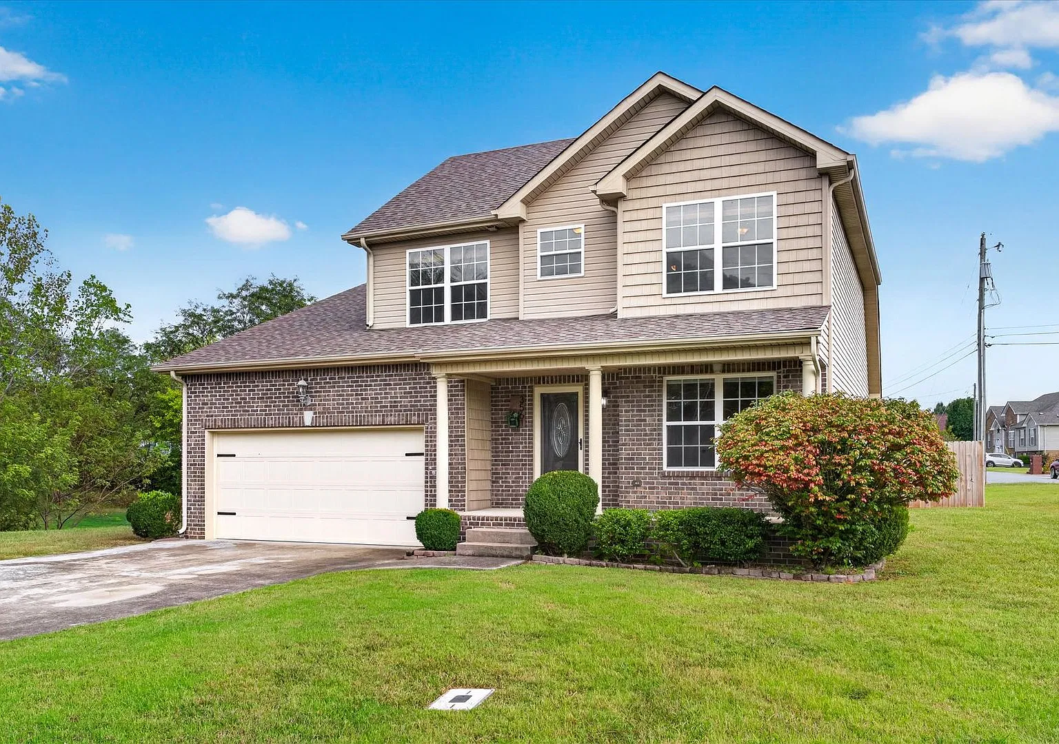 Pet Friendly Four Bedroom! — Photo 2