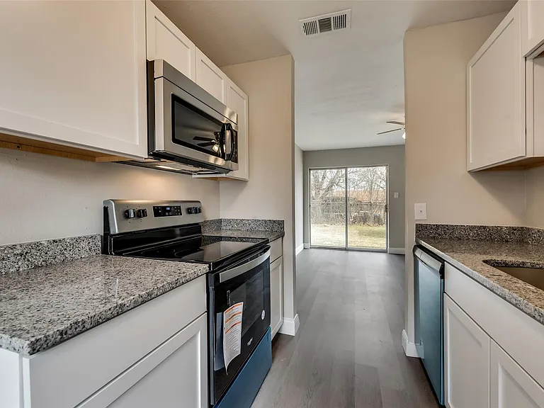 1114 Anthony Dr — Photo 5