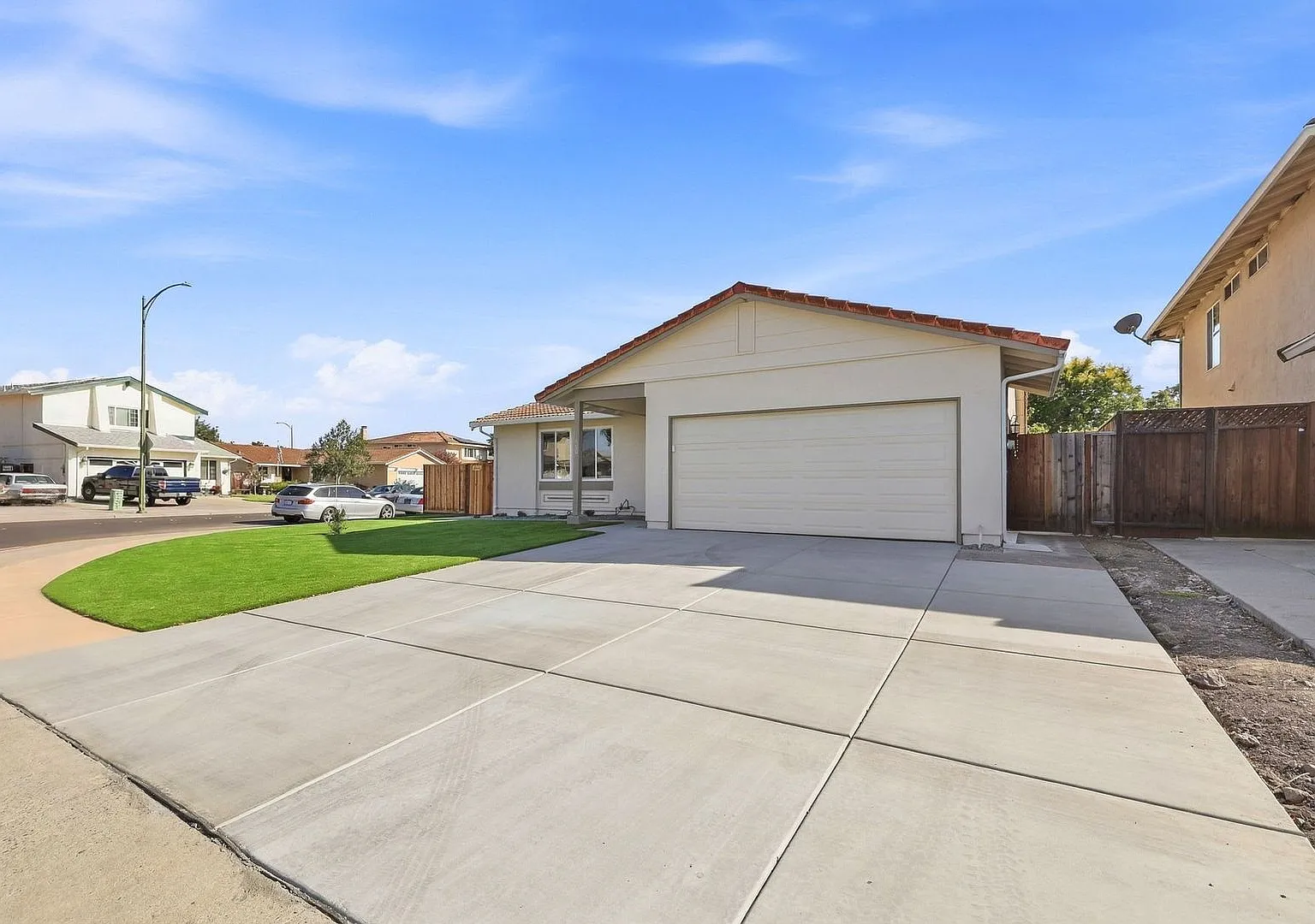 Move-In Ready Single-Story Home with Fresh Finishes and Turf Yards — Photo 2