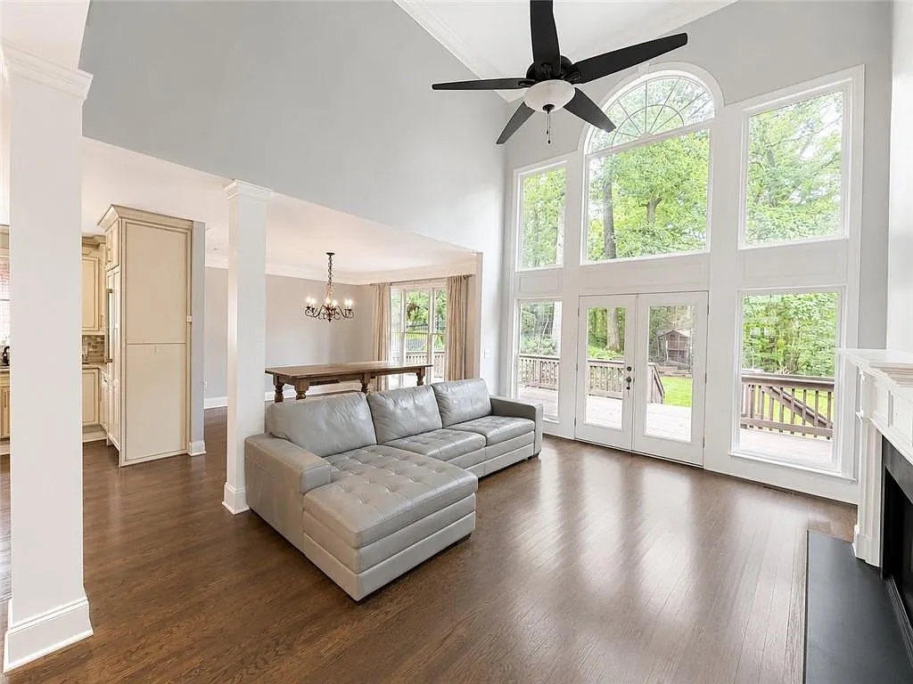 5 bed, 4.5 bath, 4570 sqft, $5,800 — Photo 3