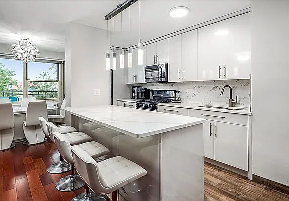 2nd image of 2928 W 5th St APT 6P