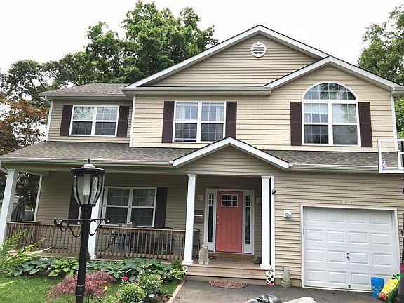 3rd image of 536 Maple St #536