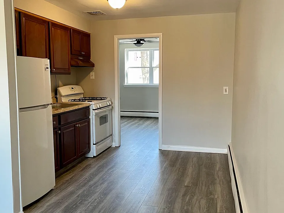Fully renovated eat-in-kitchen