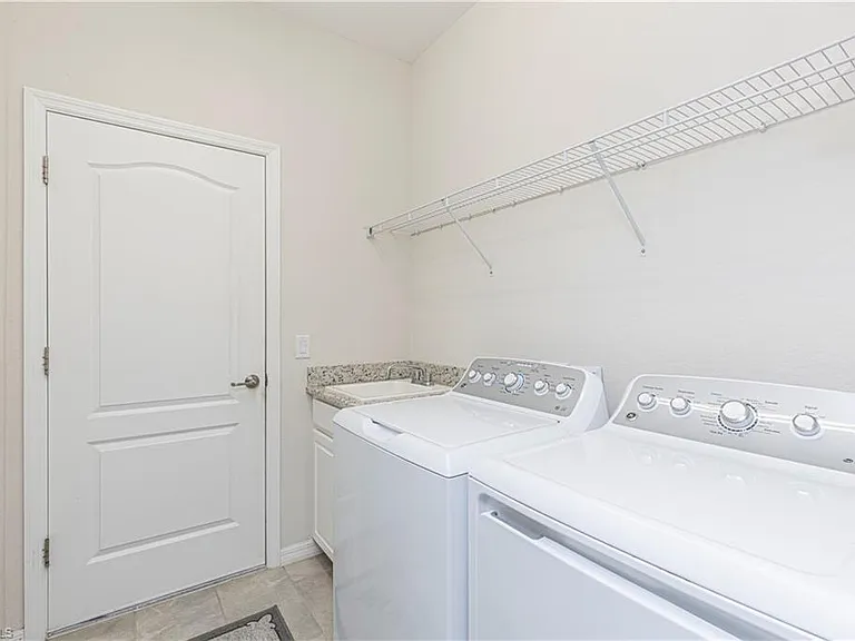 2079 Vermont Ln — Photo 10