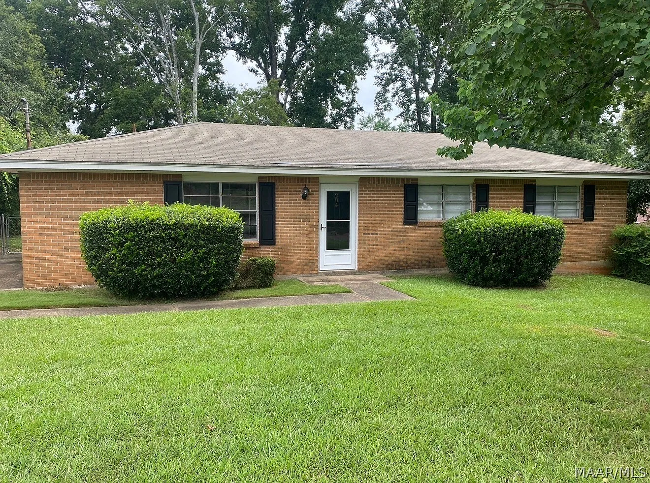 3 bed, 1.5 bath, 1250 sqft, $1,300 — Photo 1