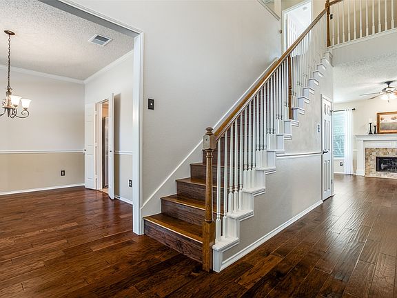 3rd image of 913 Aylesbury Dr