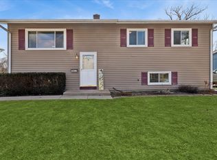 36615 N Streamwood Dr, Gurnee, IL 60031