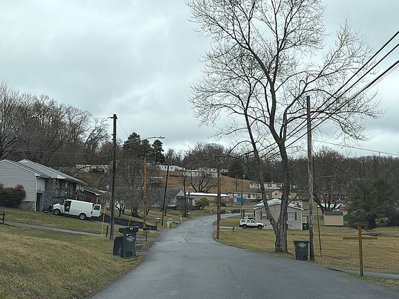 4th image of 1396 Ridgecrest Ave