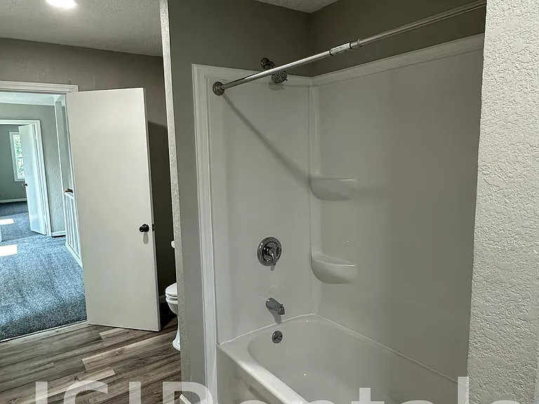 1212 E 5th St — Photo 8