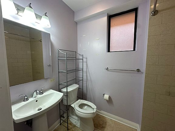 4th image of 1334 W Morse Ave APT 303