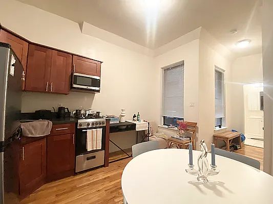 5th image of 208 W 80th St APT 3C