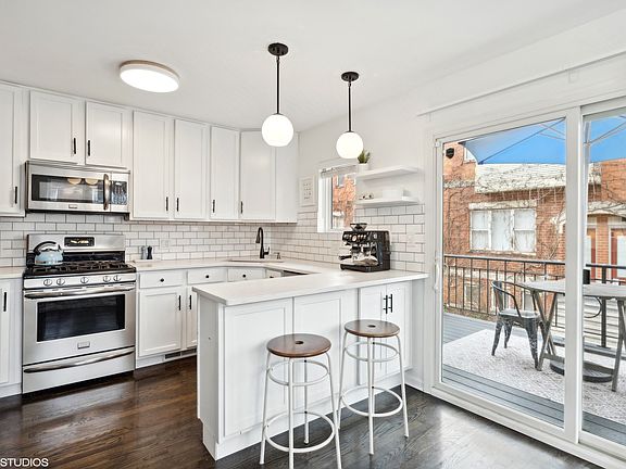 4th image of 3258 N Hamlin Ave