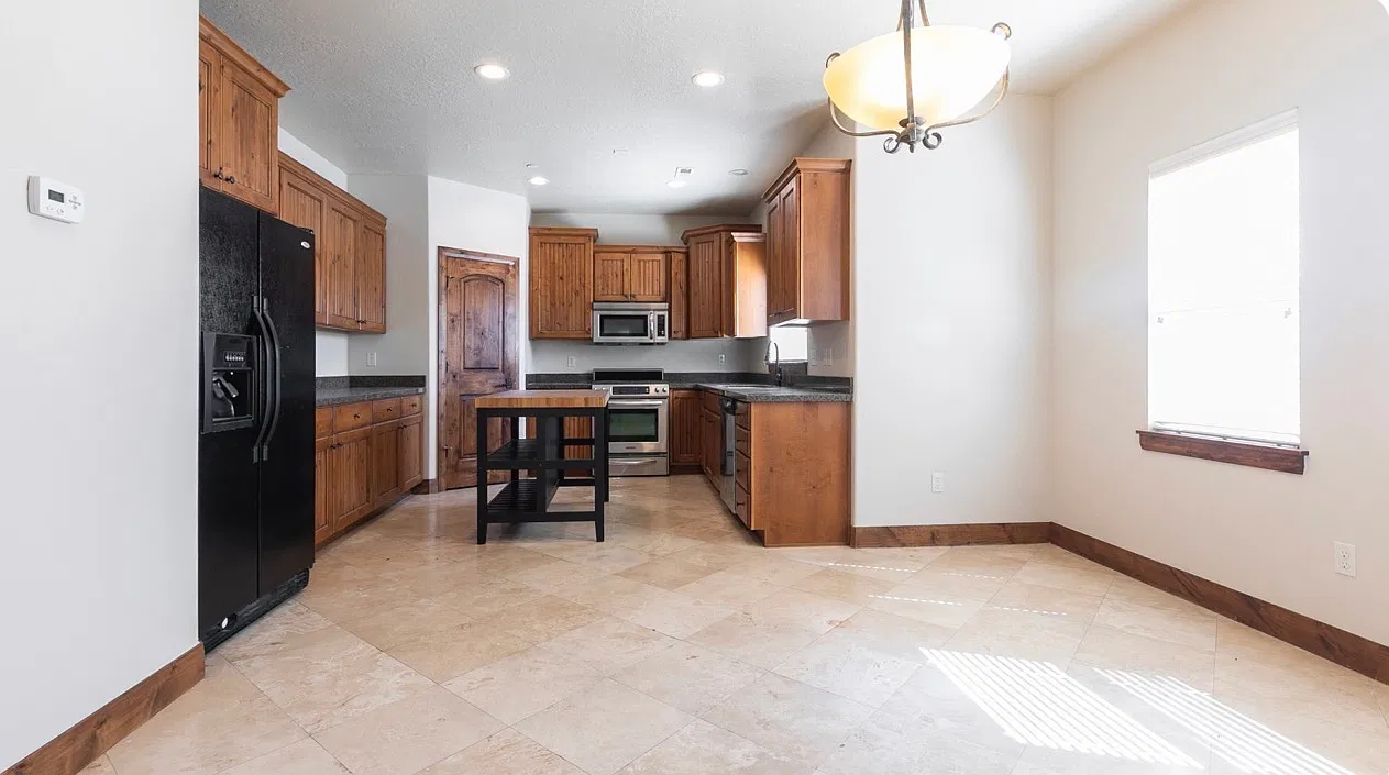 4 bed, 2500 sqft, $2,900 — Photo 1