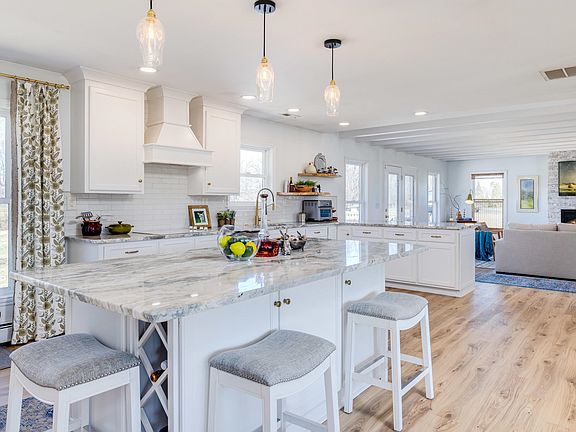 4th image of 901 Riverside Ave