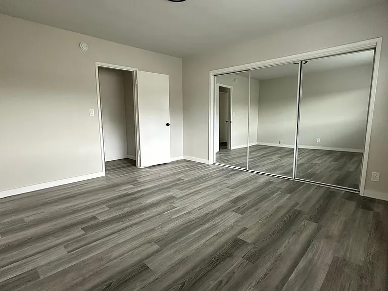 Encino Royal — Photo 16