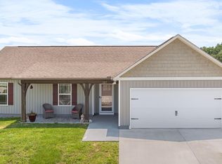 137 Storm Ln, Jacksboro, TN 37757