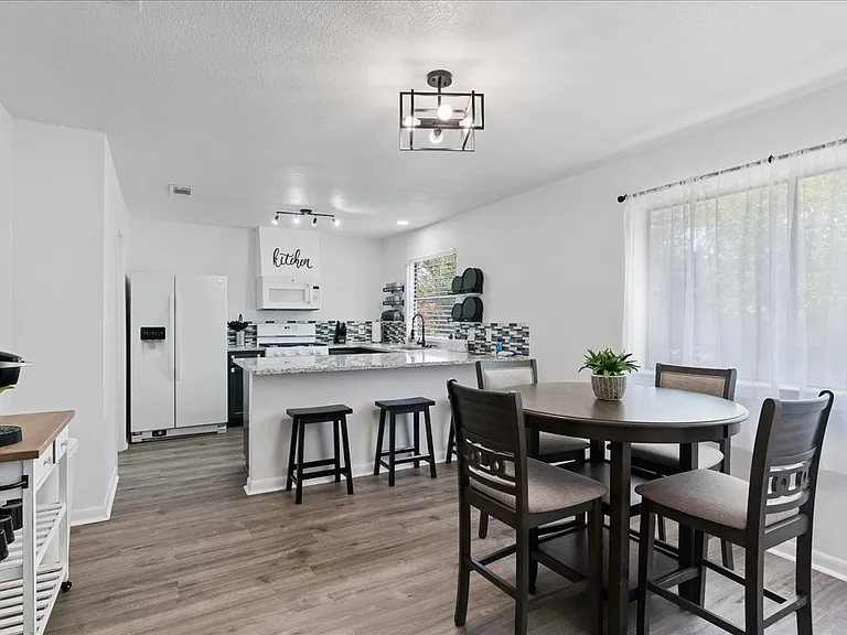 605 Hill Cv — Photo 8