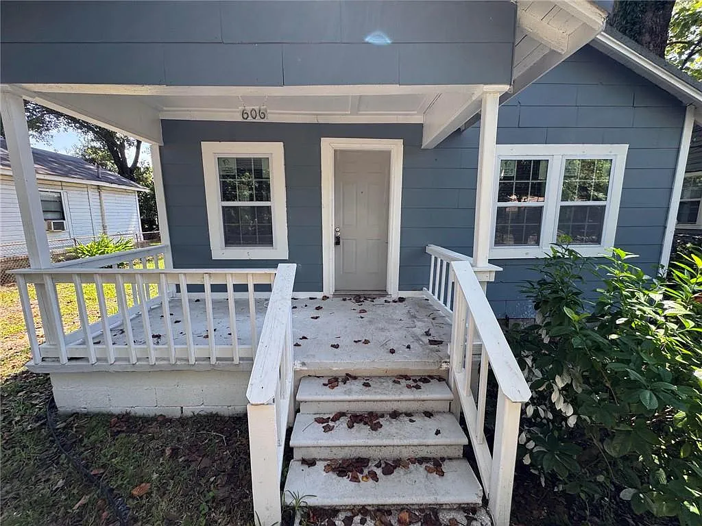 3 bed, 1.0 bath, 1032 sqft, $1,200 — Photo 2