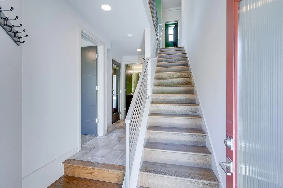 3 bed, 3.5 bath, 1290 sqft, $3,950 — Photo 3